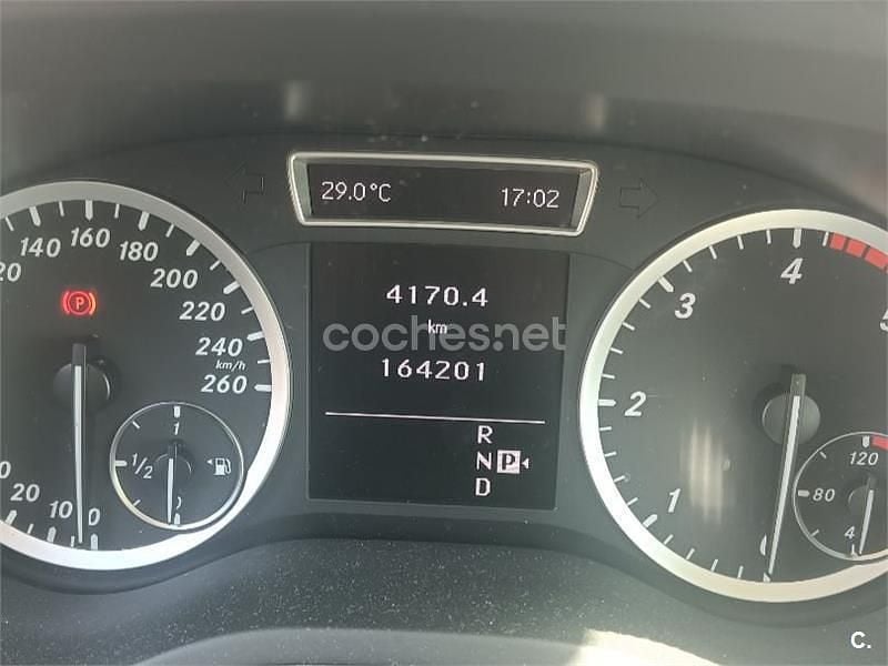 Usado Mercedes B180 109 CV (80 kW) 2013 Gris / plata Monovolumen