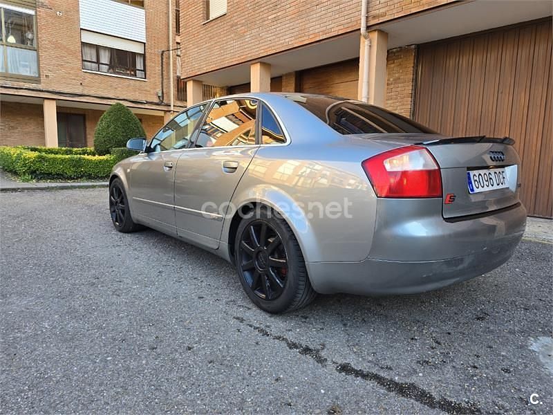 Usado Audi A4 130 CV (95 kW) 2004 Gris / plata Berlina