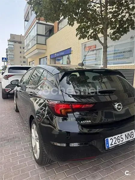 Usado Opel Astra GS Line 105 CV (77 kW) 2020 Negro Berlina