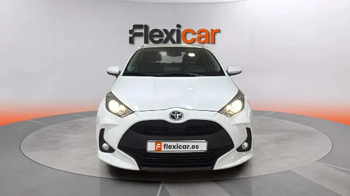 Usado Toyota Yaris Hybrid Active 116 CV (85 kW) 2022 Blanco Berlina