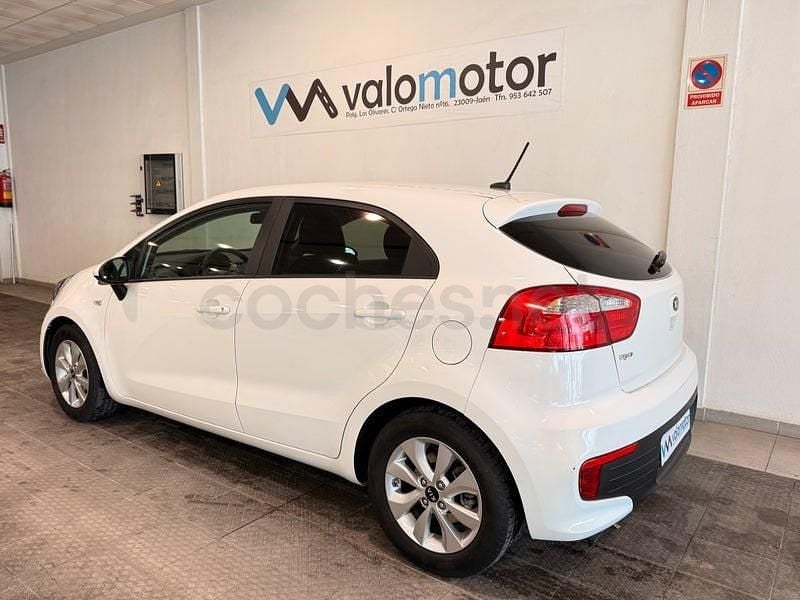 Usado Kia Rio 109 CV (80 kW) 2015 Blanco Berlina