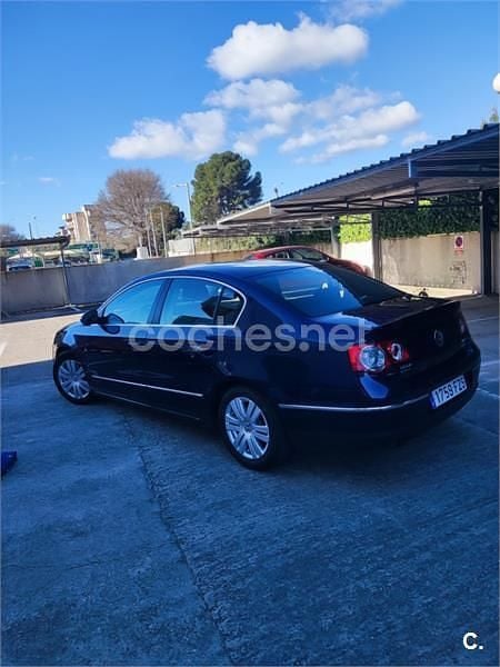 Usado VW Passat 140 CV (102 kW) 2008 Azul Berlina