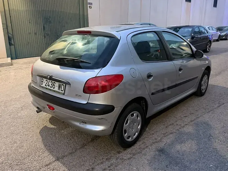 Usado Peugeot 206 60 CV (44 kW) 1999 Gris / plata Utilitario