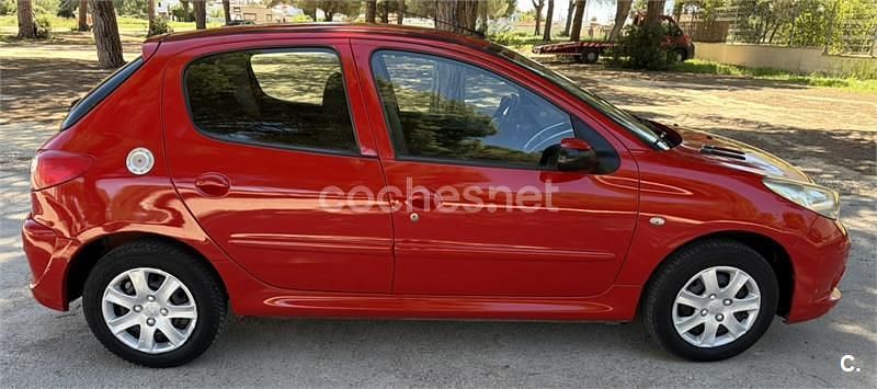 Usado Peugeot 206+ 60 CV (44 kW) 2011 Rojo Utilitario
