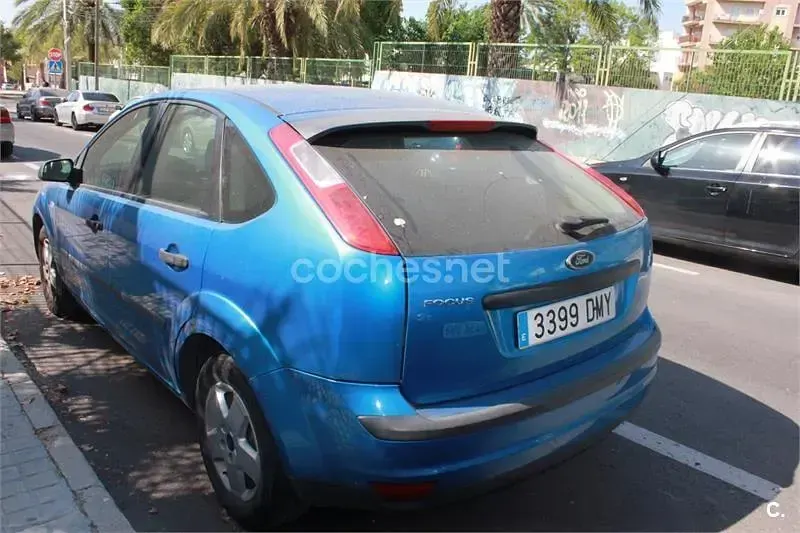 Usado Ford Focus Trend 100 CV (73 kW) 2005 Azul Berlina