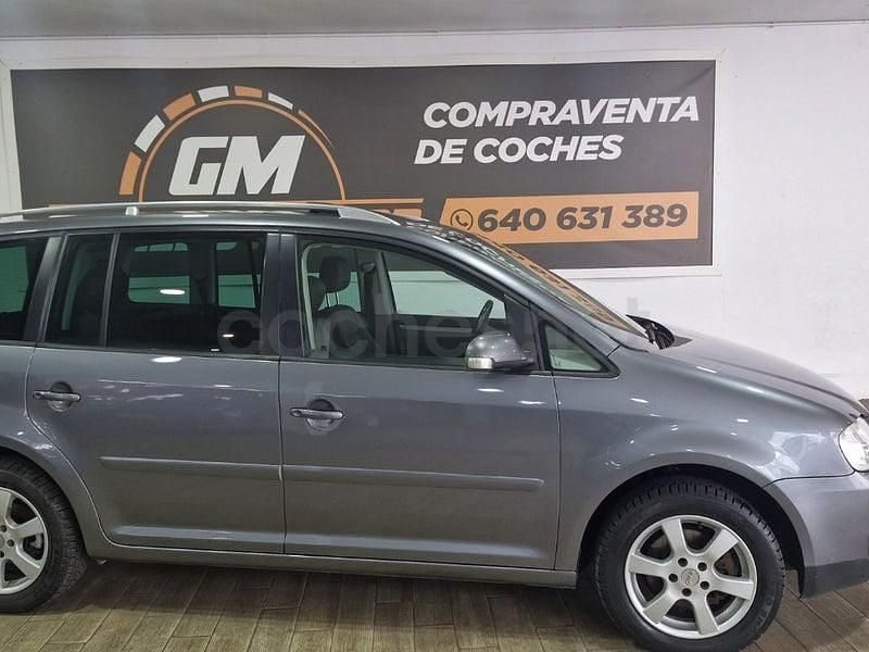 Usado VW Touran Highline 115 CV (84 kW) 2003 Gris / plata Monovolumen