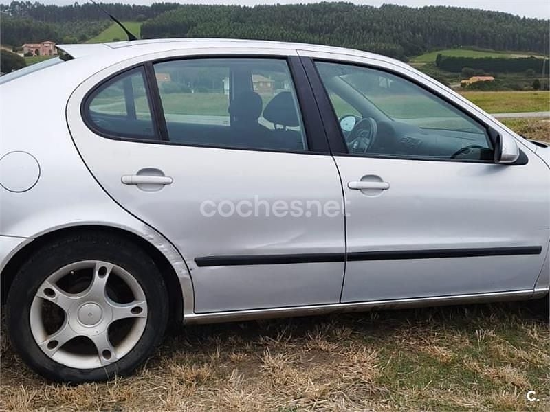 Usado Seat Leon 110 CV (80 kW) 2003 Gris / plata Berlina