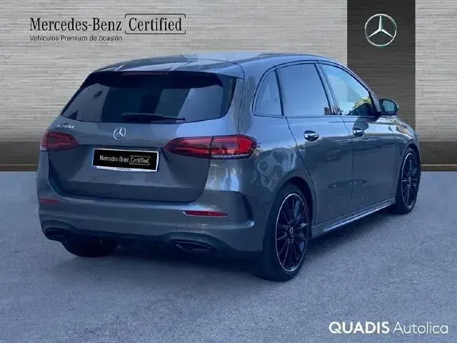 Usado Mercedes B200 150 CV (110 kW) 2022 Gris montaña Utilitario