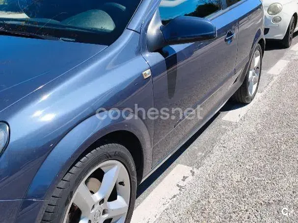 Usado Opel Astra GTC Sport 105 CV (77 kW) 2006 Gris / plata Berlina