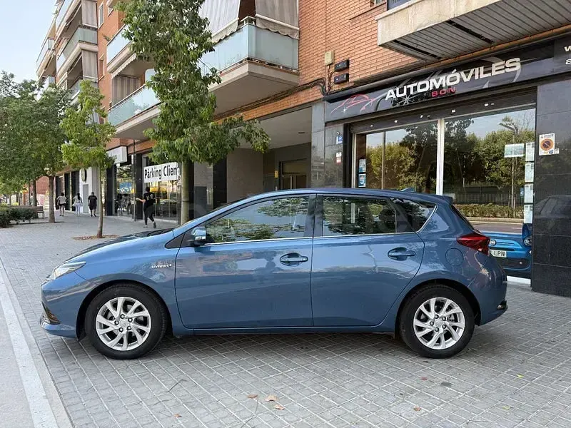 Usado Toyota Auris Hybrid Active 136 CV (100 kW) 2017 Azul Berlina