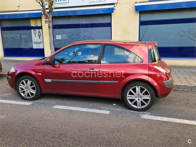 Usado Renault Mégane II Dynamique 120 CV (88 kW) 2006 Granate Berlina