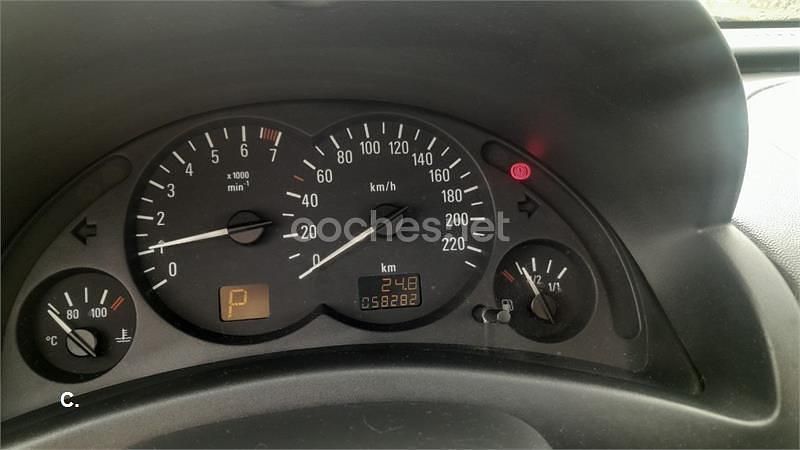 Usado Opel Corsa Elegance 90 CV (66 kW) 2001 Gris / plata Utilitario