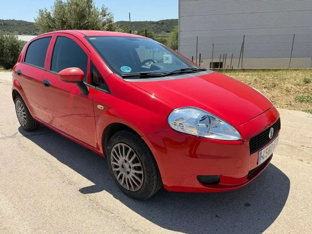 Usado Fiat Punto Active 60 CV (44 kW) 2010 Rojo Utilitario