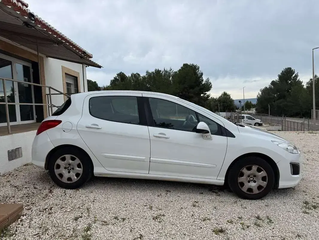 Usado Peugeot 308 Access 98 CV (72 kW) 2013 Blanco Utilitario