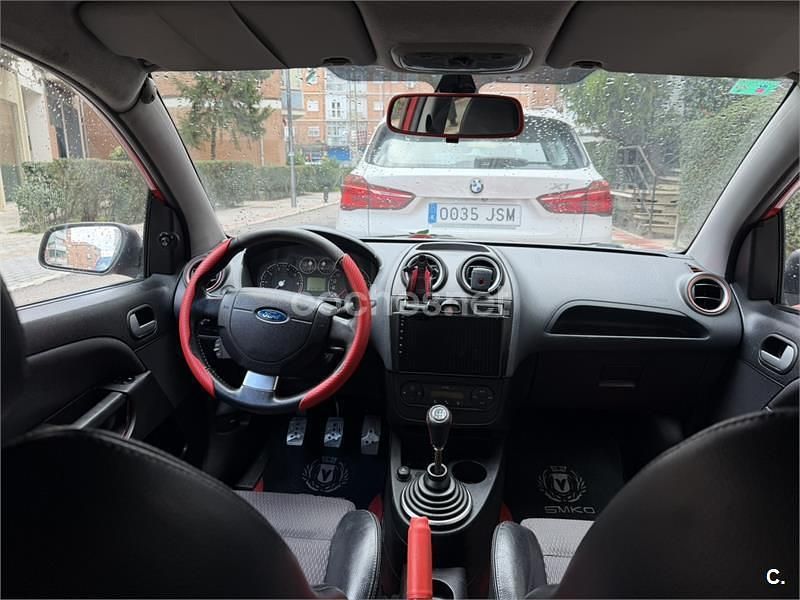 Usado Ford Fiesta 100 CV (73 kW) 2006 Rojo Utilitario
