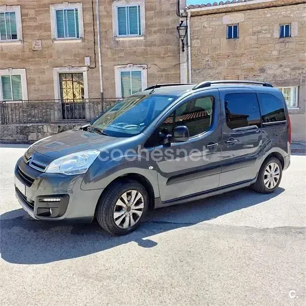Usado Citroën Berlingo Feel 120 CV (88 kW) 2016 Gris / plata Monovolumen