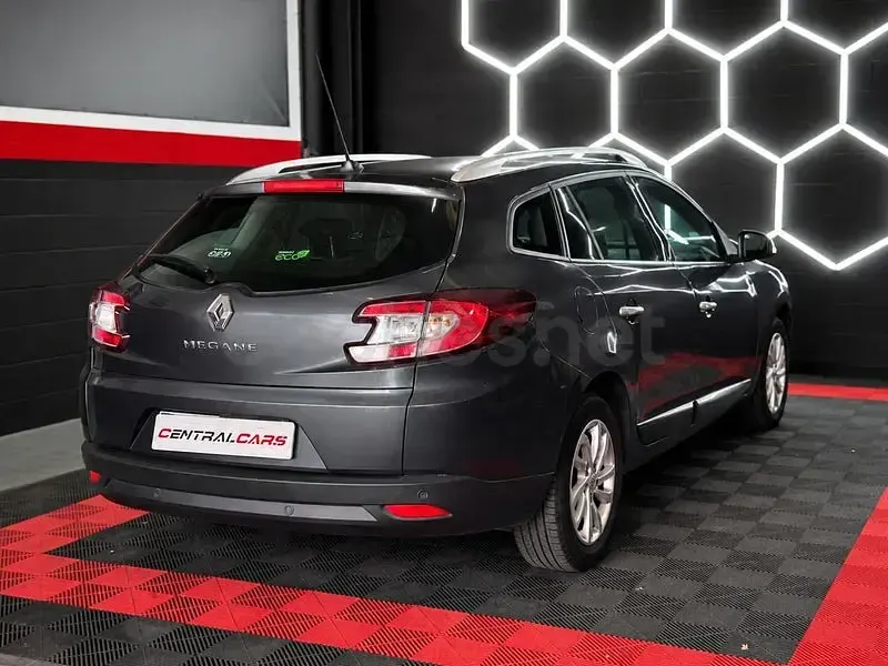 Usado Renault Mégane GrandTour Dynamique 110 CV (80 kW) 2013 Gris / plata Familiar