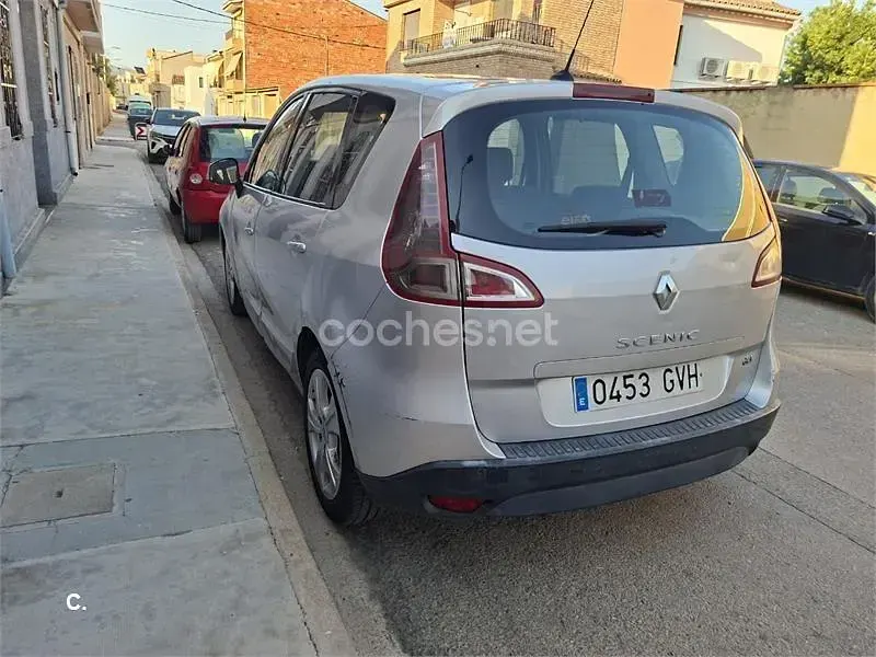 Usado Renault Scénic III Dynamique 105 CV (77 kW) 2010 Gris / plata Monovolumen