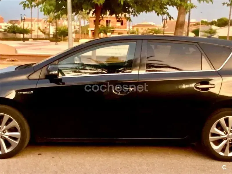 Usado Toyota Auris Hybrid Advance 136 CV (100 kW) 2015 Negro Berlina