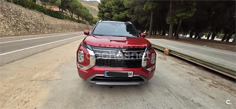 Rojo Usado 2025 Mitsubishi Outlander P-HEV Edition SUV | 56.000 € - Imagen 1/4