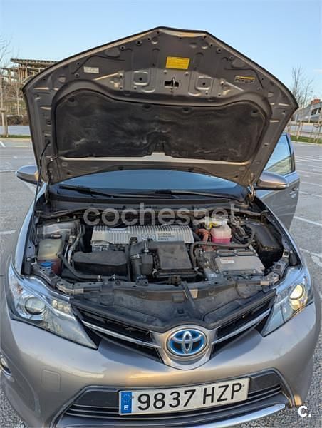 Usado Toyota Auris Hybrid Advance 136 CV (100 kW) 2014 Marrón Berlina