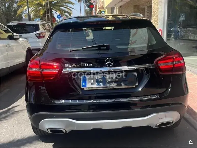 Usado Mercedes GLA200 136 CV (100 kW) 2019 Negro SUV