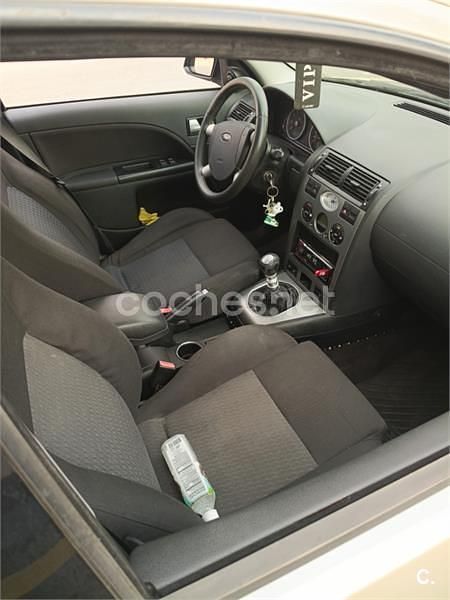 Usado Ford Mondeo Trend 125 CV (91 kW) 2003 Beige Berlina