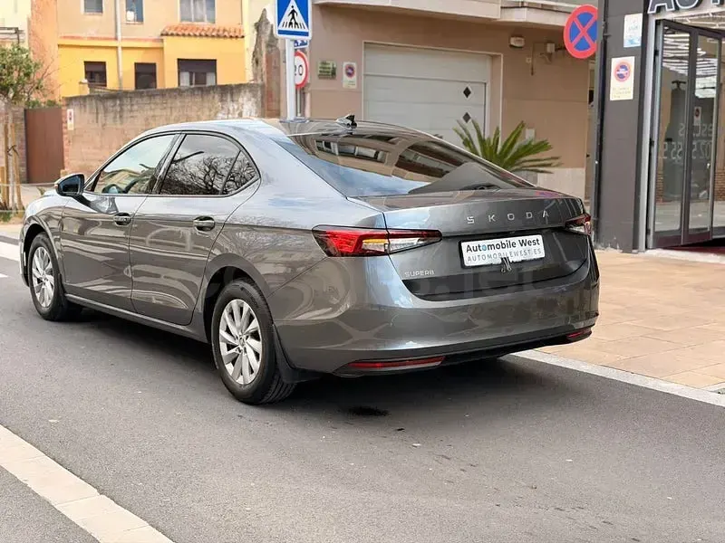 Usado Skoda Superb Style 150 CV (110 kW) 2024 Gris / plata Berlina