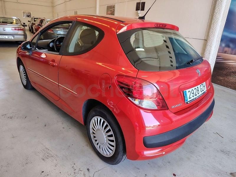 Usado Peugeot 207 70 CV (51 kW) 2010 Rojo Berlina