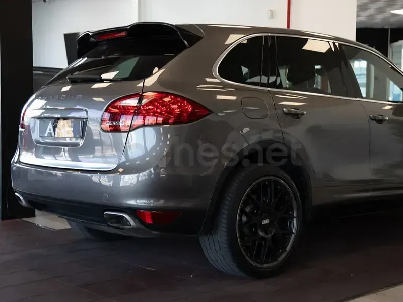 Usado Porsche Cayenne 245 CV (180 kW) 2012 Gris / plata SUV