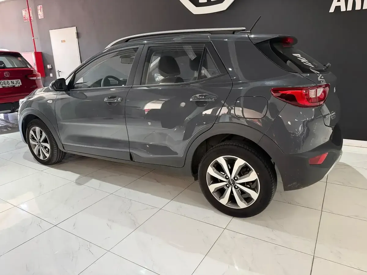 Usado Kia Stonic 100 CV (73 kW) 2024 Gris SUV
