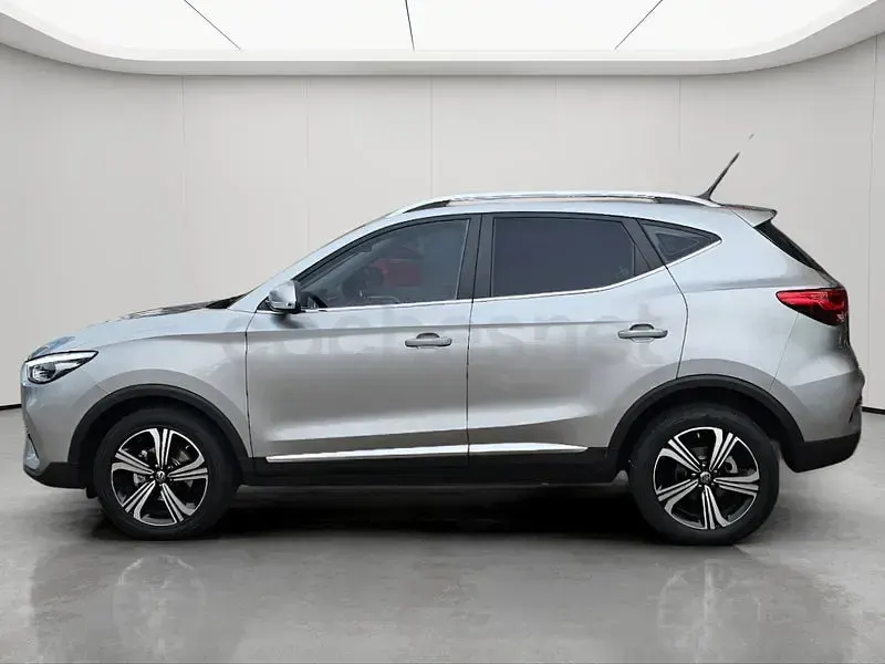 Usado MG ZS Comfort 106 CV (77 kW) 2023 Gris / plata SUV