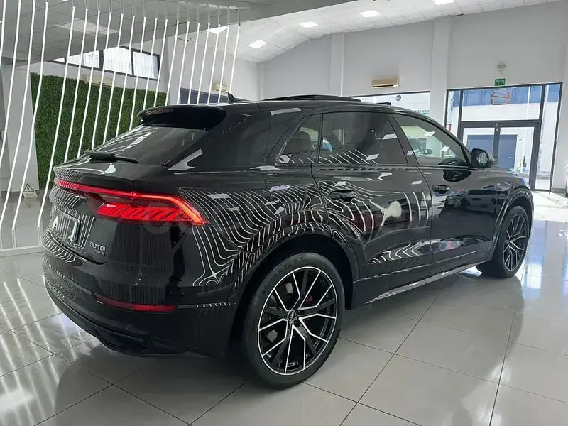 Usado Audi Q8 Ambiente 286 CV (210 kW) 2021 Negro SUV