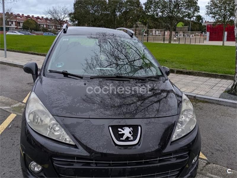 Usado Peugeot 207 Active 95 CV (69 kW) 2011 Negro Familiar