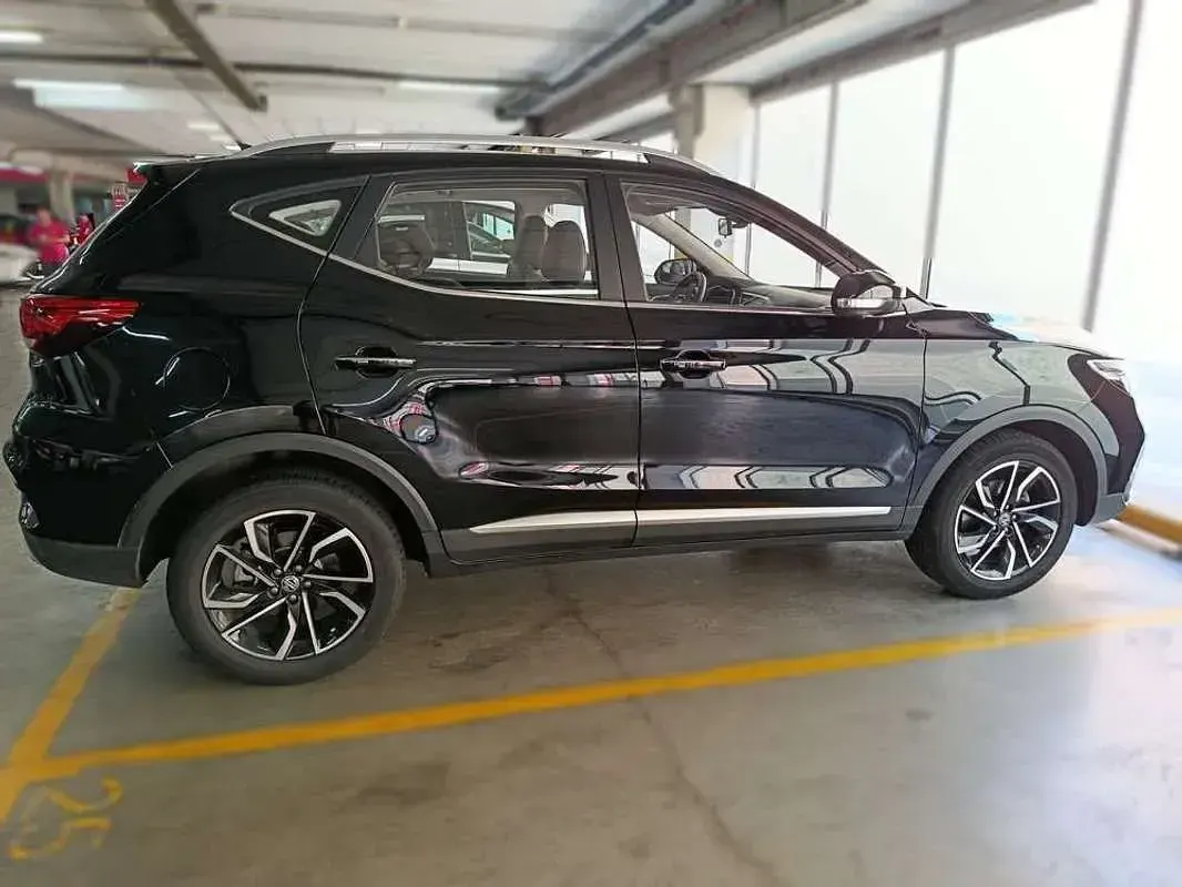Usado MG ZS Luxury 111 CV (81 kW) 2023 Negro SUV