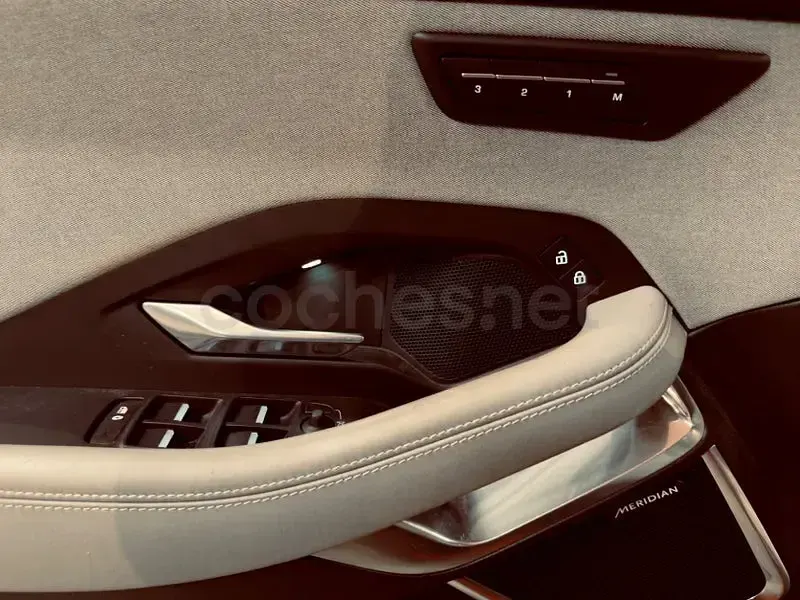 Usado Jaguar E-Pace R-Dynamic 163 CV (119 kW) 2022 Granate SUV