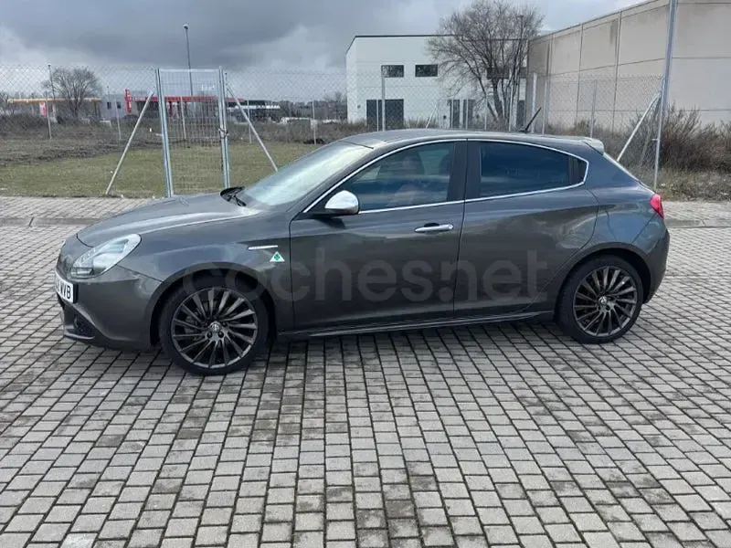 Usado Alfa Romeo Giulietta 170 CV (125 kW) 2012 Gris / plata Utilitario