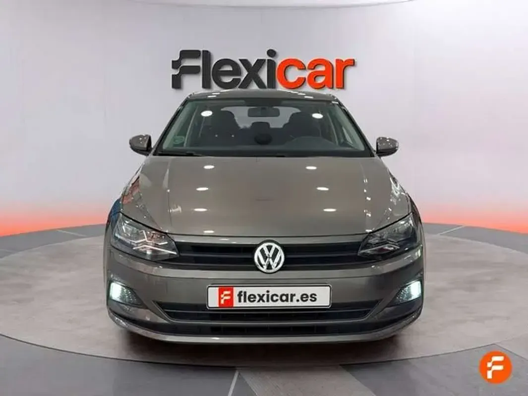 Usado VW Polo Advance 75 CV (55 kW) 2018 Gris Utilitario