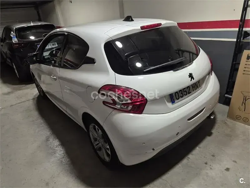 Usado Peugeot 208 Allure 120 CV (88 kW) 2013 Blanco Utilitario