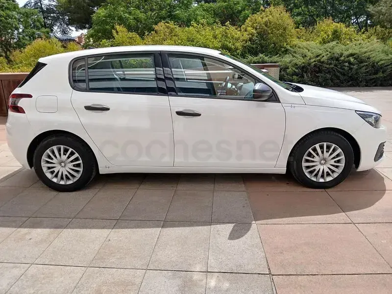 Usado Peugeot 308 Access 100 CV (73 kW) 2019 Blanco Berlina