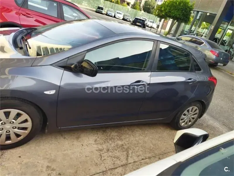 Usado Hyundai i30 100 CV (73 kW) 2015 Gris / plata Berlina