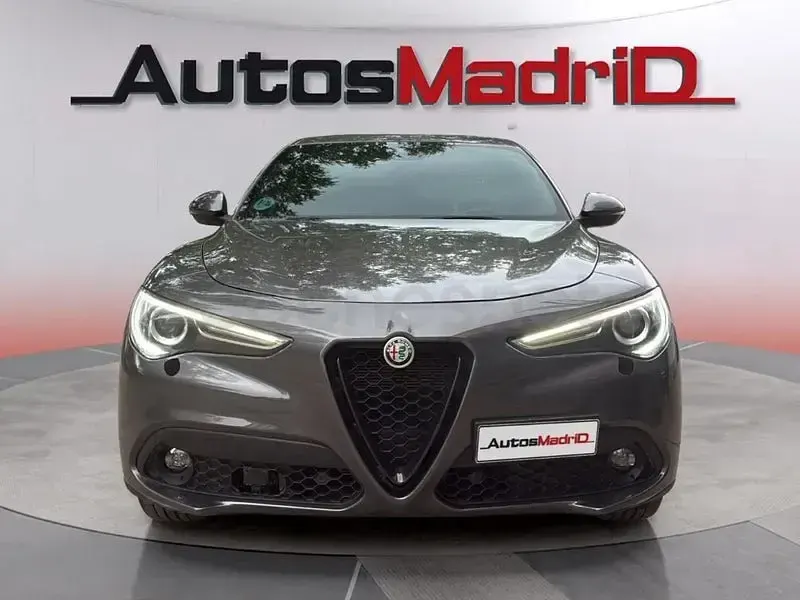 Usado Alfa Romeo Stelvio Sprint 160 CV (117 kW) 2022 Gris / plata SUV