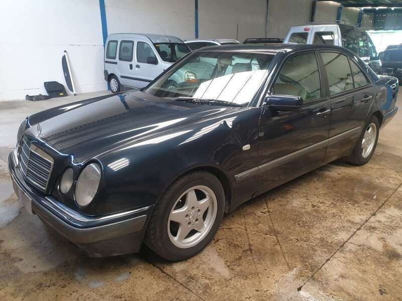 Azul Usado 1995 Mercedes E300 Elegance Berlina | 3000 € - Imagen 1/1
