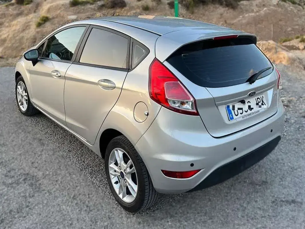 Usado Ford Fiesta Trend 82 CV (60 kW) 2016 Negro Utilitario