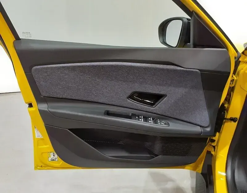 Begagnad Renault R5 Techno 88 kW (120 HK) 2025 Gul Halvkombi