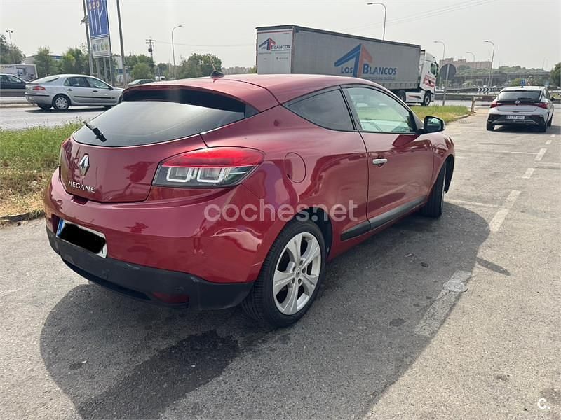 Usado Renault Mégane Dynamique 130 CV (95 kW) 2010 Rojo Berlina