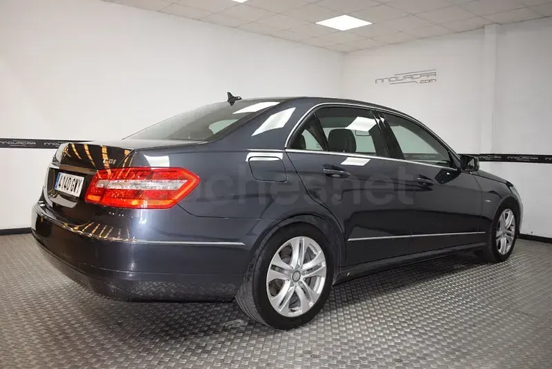 Usado Mercedes E220 Avantgarde 170 CV (125 kW) 2010 Gris / plata Berlina