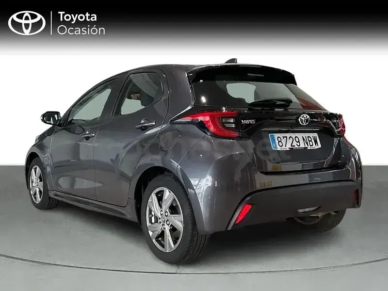 Usado Toyota Yaris Hybrid Active 116 CV (85 kW) 2025 Gris / plata Berlina