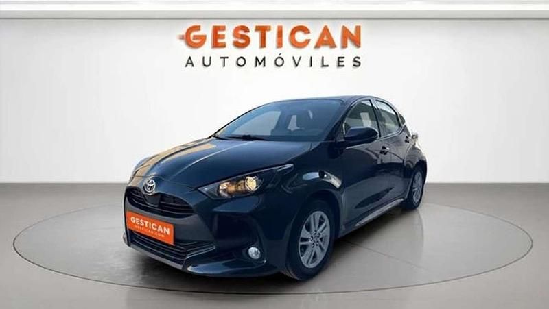 Usado Toyota Yaris Hybrid Active 116 CV (85 kW) 2022 Negro Utilitario