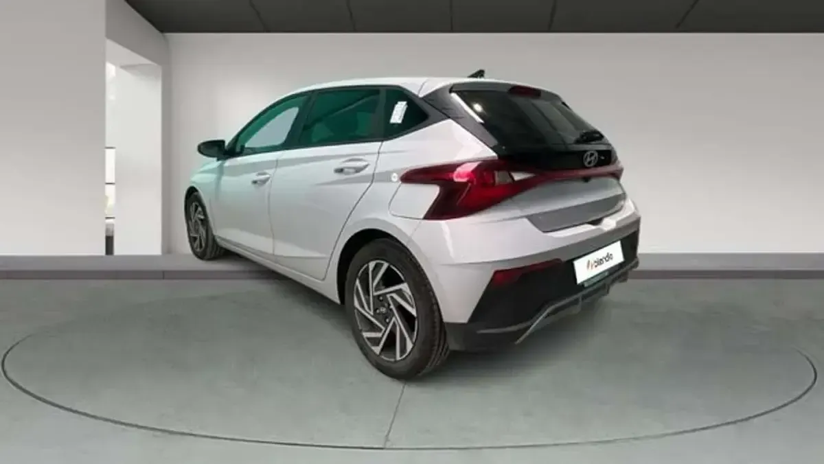 Usado Hyundai i20 80 CV (58 kW) 2025 Gris Utilitario